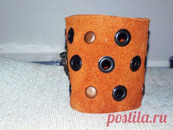 Кусочек замши, клёпки, люверсы и ... замочек для шкатулки - час работы и оригинальный, симпатичный браслетик готов!