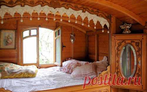 Интерьер загородного дома: 20 идей для маленькой спальни