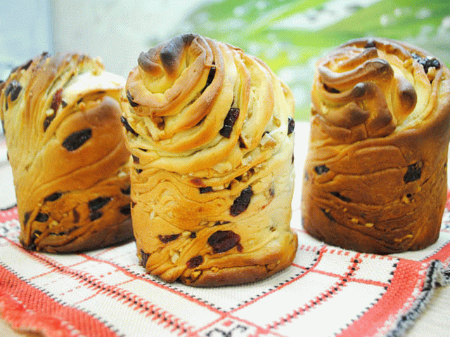 Вкусные куличи Краффины
Ингредиенты:
Тесто:
Мука — 460 г
Молоко — 150 мл
Вода — 50 мл
Сахар — 3 ст. л.
Соль — 1/2 ч. л.
Яйцо куриное — 1 шт
Желток яичный — 2 шт
Масло сливочное — 40 г
Ванилин (1,5 г) — 1 пакет.
Дрожжи (сухие быстрорастворимые) — 1 ч. л.
Начинка:
Масло сливочное — 100 г
Клюква (вяленая) — 100 г
Изюм — 100 г
Миндаль — 100 г
Рецепт «Кулич 