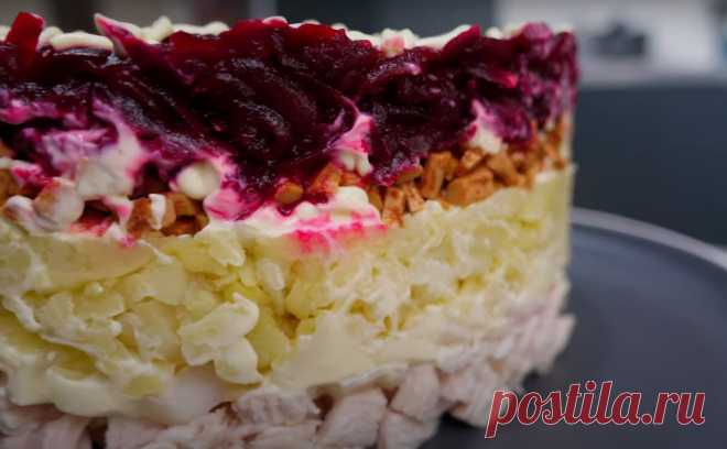 Салат из свеклы и копченого сыра. Этот вкус меня преследует уже несколько дней Салат из свеклы и копченого сыра — это интересное и необычное сочетание, которое завоевало популярность благодаря своей оригинальности и богатству вкусов. Свекла, известная своими сладковатыми нотами и ярким цветом, вступает в гармоничное единство с копченым сыром, который придаёт салату насыщенность и пикантность. Это блюдо идеально подходит как для повседневного ужина, так и для праздничного стола, […]