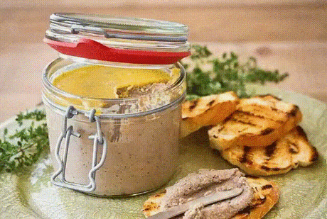 Рецепт домашнего паштета из куриной печени.
Продукты:
Куриная печень — 1 кг
Морковь — 0,5 кг
Репчатый лук — 0,5 кг
Сливочное масло — 100 гр
Сливки — 100 мл
Соль и перец — по вкусу
Рецепт приготовления:
Для начала печень нужно промыть, просушить и убрать нежелательные прожилки. Затем нарезать печень на средние кубики и обжарить на 50 гр сливочного масла вместе с луком и морковью. Печень не нужно зажаривать, лучше добавить в сковороду воды и хорошо протушить ее, добавив соль, перец и лавровый лист