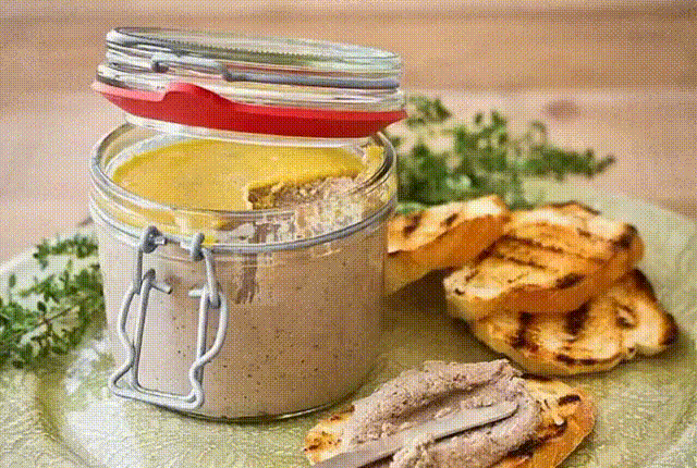 Рецепт домашнего паштета из куриной печени.
Продукты:
Куриная печень — 1 кг
Морковь — 0,5 кг
Репчатый лук — 0,5 кг
Сливочное масло — 100 гр
Сливки — 100 мл
Соль и перец — по вкусу
Рецепт приготовления:
Для начала печень нужно промыть, просушить и убрать нежелательные прожилки. Затем нарезать печень на средние кубики и обжарить на 50 гр сливочного масла вместе с луком и морковью. Печень не нужно зажаривать, лучше добавить в сковороду воды и хорошо протушить ее, добавив соль, перец и лавровый лист