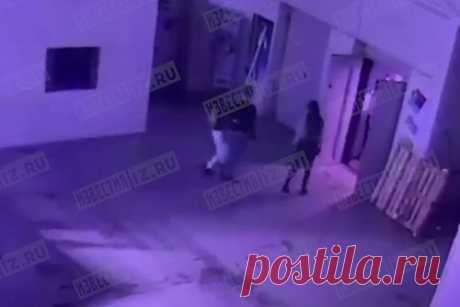 Нападение с ножом ученицы школы боевых искусств на сына тренера попало на видео. Нападение с ножом ученицы школы боевых искусств на сына своего тренера в Санкт-Петербурге попало на видео: на кадрах видно, как девушка догоняет мужчину и его спутницу и наносит удар в поясницу; завязывается драка. Мужчина смог отбиться после нескольких ударов со стороны агрессивной ученицы.