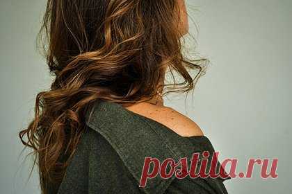 Названа самая модная прическа лета 2023 года. Журналисты Glamour назвали самую модную прическу лета 2023 года. Выяснилось, что в текущем сезоне актуальность обрела укладка «глазированный пончик». Парикмахер Лорен Дейл объяснила, что для создания прически необходимо нанести на волосы средство, которое борется с пушком, а также добавляет блеск.