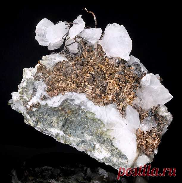 ღ  Акантит и самородное серебро, а также кристаллический кальцит на матрице.
