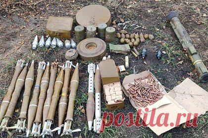 Тайник с гранатометом и боеприпасами нашли в лесополосе ЛНР. В Луганской народной республике полицейские и росгвардейцы нашли в лесополосе Славяносербского района тайник с оружием и боеприпасами. Схрон был оборудован около одного из населенных пунктов. На месте были уничтожены гранатомет иностранного производства, осколочные боеприпасы, более 15 ручных гранат, 9 запалов УЗРГМ.