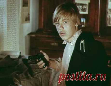 С78 «Zig-zag» - единственная модель револьвера фирмы Mauser Кадр из кинофильма «Школа» (1980). У Бориса Голикова в руках пистолет «Беретта» М1935 С маузером, который подарил мне отец, я не расставался никогда. Маузер был небольшой, удобный, в мягкой замшевой кобуре. Я носил его не для самозащиты. На меня никто еще не собирался нападать, но он дорог мне был