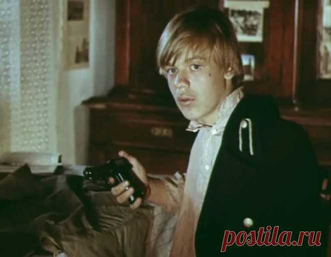 С78 «Zig-zag» - единственная модель револьвера фирмы Mauser Кадр из кинофильма «Школа» (1980). У Бориса Голикова в руках пистолет «Беретта» М1935 С маузером, который подарил мне отец, я не расставался никогда. Маузер был небольшой, удобный, в мягкой замшевой кобуре. Я носил его не для самозащиты. На меня никто еще не собирался нападать, но он дорог мне был