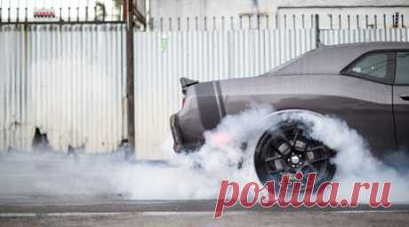В Москве грабитель похитил из дома сейф и угнал Porsche, машину нашли сожжённой. В Москве грабитель похитил из дома сейф с деньгами и драгоценностями и угнал люксовый автомобиль Porsche Taycan, который затем был найден сожжённым. Следователи устанавливают личность подозреваемого, сообщила прокуратура. Читать далее