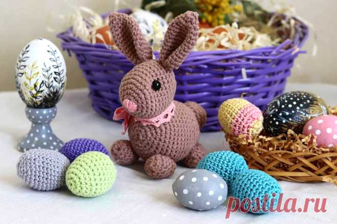 PDF Праздничный декор крючком. FREE crochet pattern; Аmigurumi animal patterns. Амигуруми схемы и описания на русском. Вязаные игрушки и поделки своими руками #amimore - маленький зайка к Пасхе, пасхальный заяц.