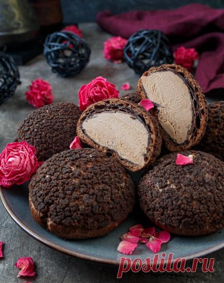 Счастье шокомана. 100+ рецептов шоколадных десертов и выпечки Вот и настал праздник на улице больших фанатов всего шоколадного. Я собрала в одну подборку самые шоколадные рецепты Вкусного Блога. На данный момент тут больше сотни шоколадных пирогов, тортов, брауни, разномастных конфет и многих других какаосодержащих сладостей. Выбирайте на свой вкус! Все эти шоколадные рецепты проверены мной лично, временем и…