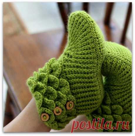 Боты - «Крокодильчики» крючком Crocodile Stitch Boots - Домоводство - медиаплатформа МирТесен Очень понравилась идея необычных ботиков крючком. Автор идеи Lianka Azulay. Попробуем повторить ее задумку. Описание платное, но считаю, что подобранный мной материал поможет Вам справится с этой моделью, да и фото очень хорошего качества, можно хорошо рассмотреть где и в каких местах сделаны...
