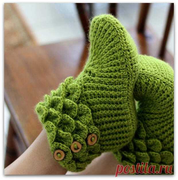 Боты - «Крокодильчики» крючком Crocodile Stitch Boots - Домоводство - медиаплатформа МирТесен Очень понравилась идея необычных ботиков крючком. Автор идеи Lianka Azulay. Попробуем повторить ее задумку. Описание платное, но считаю, что подобранный мной материал поможет Вам справится с этой моделью, да и фото очень хорошего качества, можно хорошо рассмотреть где и в каких местах сделаны...
