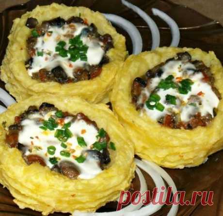 Картофельные гнезда с грибами, в чесночно-сметанном соусе