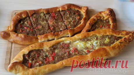 Киймали пиде. Турецкие лепешки или пицца по-турецки Сочные и вкусные лепешки на завтракИнгредиенты для Киймали пиде:✔ Говяжий фарш - 400 гр✔ Помидор - 1 шт✔ Красный сладкий перец - 1 шт✔ Лук репчатый - 1 шт✔ Чеснок - 2 зубчика✔ Куриное яйцо - 1 шт✔ Мас...