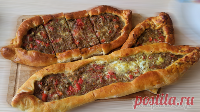 Киймали пиде. Турецкие лепешки или пицца по-турецки Сочные и вкусные лепешки на завтракИнгредиенты для Киймали пиде:✔ Говяжий фарш - 400 гр✔ Помидор - 1 шт✔ Красный сладкий перец - 1 шт✔ Лук репчатый - 1 шт✔ Чеснок - 2 зубчика✔ Куриное яйцо - 1 шт✔ Мас...