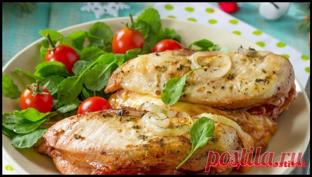 Куриное филе под шубкой
Ингредиенты:
Филе куриной грудки - 2шт
Лук - 1шт
Сыр - 200гр
Помидоры черри - 4шт
Сметана - 150гр
Масло сливочное - 100гр
Соль
Перец
Специи

Приготовление:
Филе посолите, поперчите, натрите специями, смажьте сметаной. Оставьте мясо на 20мин. Лук, помидоры нарежьте. Куски филе надрежьте вдоль. Положите в надрезы кусочки помидоров, лук, тертый сыр. Выложите в форму, полейте маслом, посыпьте сыром и запекайте 30мин. в духовке при 180гр.
Приятного аппетита!
#вторыеблюда