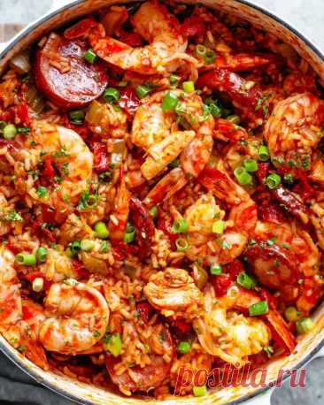 Джамбалайя Ингредиенты:Оливковое масло — 1 ст. л.Жёлтый лук, нарезать кубиком — 1 шт.Сельдерей, нарезать кубиком — 2 стебляБолгарский перец (любого цвета), нарезать кубиком — 2 шт.Соль, свежемолотый чёрный перец — по вкусуЧеснок, измельчить — 3 зубчикаКуриная...