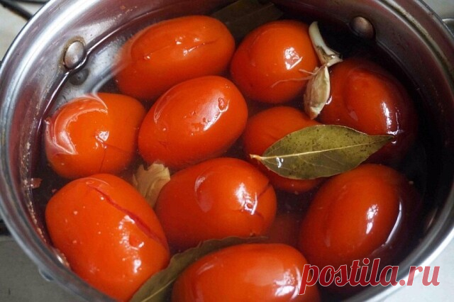 Помидоры суточные. Ну очень вкусные

Ингредиенты:

1 кг помидорудлененной формы,
100 г 9% уксуса,
1 столовую ложку соли,
1 столовую ложку сахара,
7 зубков чеснока,
горький перец,
черный молотый перец
10 горошин душистого перца,
гвоздика- 6 шт.
укроп,
петрушка.

Приготовление:

Помидоры берем твердые, удлененной формы, тщательно моем и режем на четыре части. Выкладываем в подготовленную для маринования посуду , посыпаем нарезанным чесноком, перцем и зеленью. Кладем приготов...