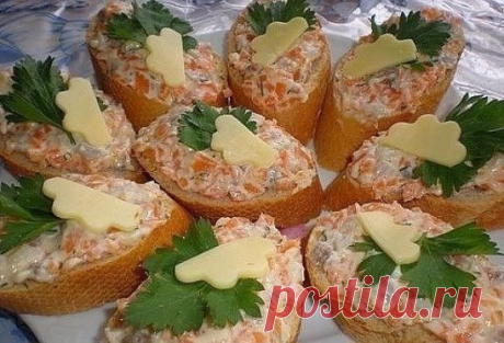 "ЛОЖНАЯ ИКОРКА"
Это самая вкусная намазывалка из всех, которые я пробовала. По вкусу очень напоминает красную икру, всегда идет на ура! Рецепт мама "принесла" из гостей много лет назад, и теперь этот паштетик у нас очень часто!
Ингредиенты:
●Сельдь - 1 шт
●Масло сливочное - 150 г
●Сырок плавленый - 2 шт
●Морковь (небольшая) - 3 шт
 Приготовление:
Селедку почистить от внутренностей, кожи и костей. Морковь отварить до готовности.
Селедку, морковь, масло, сырки перекрутить через мясорубку и