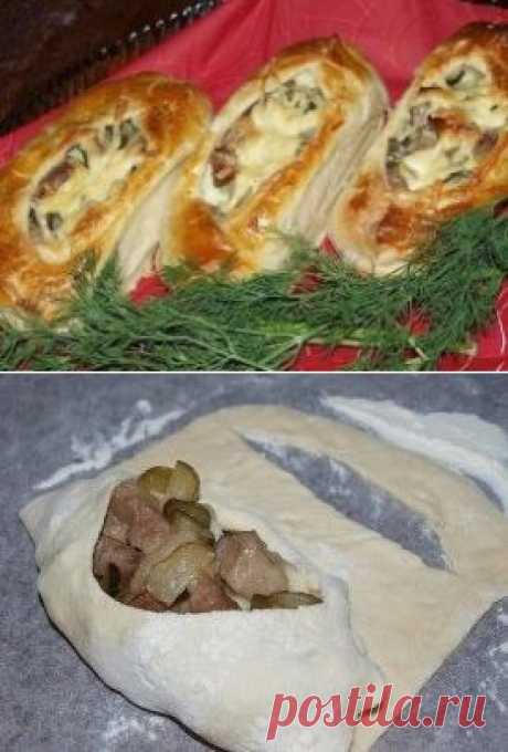 Лодочки из слоеного теста с картофелем, мясом и огурчиками
