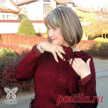 Согревающий цветом!
На солнце переливающий, яркий. В тени цвет глубокий, благородный.  Такая необычная пряжа у этого джемпера. Интересное соединение. Шелковый блеск и мягкий черный пушок. По тактильным ощущениям и слов подобрать не могу. Хочется постоянно гладить.
Джемпер с историей. Одна из моих клиенток заказала красивую зимнюю юбку. Разговорились. Озвучила, что мечтает в дальнейшем еще заказать и джемпер. Я приняла к сведению и пошла покупать нитки на юбку. Раз по джем...
