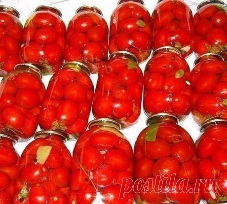 Помидоры "Царские" 

"Царские" помидоры для цариц:) 
Вкусные, сладкие помидорки 
Мой любимый рецепт, придумала сама,изменяла его из года в год. На 
сегодняшний день он такой - 
На 3-х литровую банку. 

Помидоры вымыть, наколоть зубочисткой дырочки (чтоб не трескались). 
В банку положить: укроп зонтиком, гвоздика 2-3 шт, душистый перец 
горошком 2-3 шт, перец острый стручок(отрезать колечко 5мм.), лавровый 
лист, перец болгарский 1/4. 
Помидоры и специи уложить в чистую бан...
