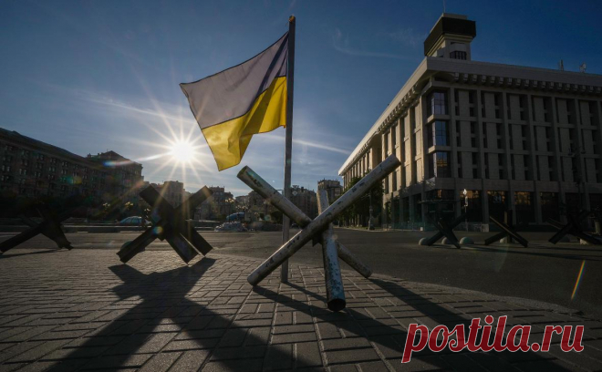 Евросоюз впервые направит Украине урезанный пакет финансовой помощи. ЕС может впервые передать Киеву пакет помощи, урезанный до €3 млрд с €4,5 млрд. Брюссель грозил поступить так из-за спорного закона и невыполнения Украиной требований по евроинтеграции
