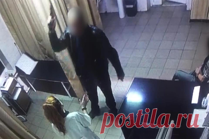 На Украине мужчина ночью пришел в больницу с пистолетом. В Василькове мужчина с пневматическим оружием пришел в больницу и стал угрожать медсестре. Девушке удалось уйти от злоумышленника и вызвать полицию. Отмечается, что незадолго до инцидента нетрезвый злоумышленник ходил по городу и угрожал пистолетом водителям, требуя, чтобы те доставили в больницу его жену.