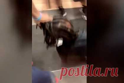 Женщина вычислила угонщика своей машины и поймала его в салоне красоты. В Детройте, штат Мичиган, 32-летняя Бьянка Чемберс вычислила мужчину, который угнал ее автомобиль, и настигла его в салоне красоты. Между ними началась словесная перепалка. Другие посетители салона решили помочь женщине и выволокли мужчину за дреды на улицу. Сотрудники полиции задержали подозреваемого.
