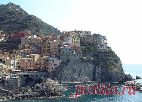 Огромной популярностью пользуются песчаные Лигурийские пляжи, которые в своем большинстве являются закрепленными за домами отдыха и обнесены заборами. Бесплатных пляжей в этом районе Италии не много.Именно здесь вы можете испытать на себе такой экзотический вид отдыха, как агротуризм. Суть подобного время провождения состоит в следующем, турист может проживать на территории фермерского хозяйства, воочию наблюдать за животными и любоваться местными красотами.