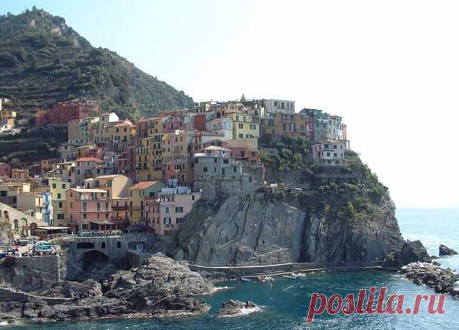 Огромной популярностью пользуются песчаные Лигурийские пляжи, которые в своем большинстве являются закрепленными за домами отдыха и обнесены заборами. Бесплатных пляжей в этом районе Италии не много.Именно здесь вы можете испытать на себе такой экзотический вид отдыха, как агротуризм. Суть подобного время провождения состоит в следующем, турист может проживать на территории фермерского хозяйства, воочию наблюдать за животными и любоваться местными красотами.