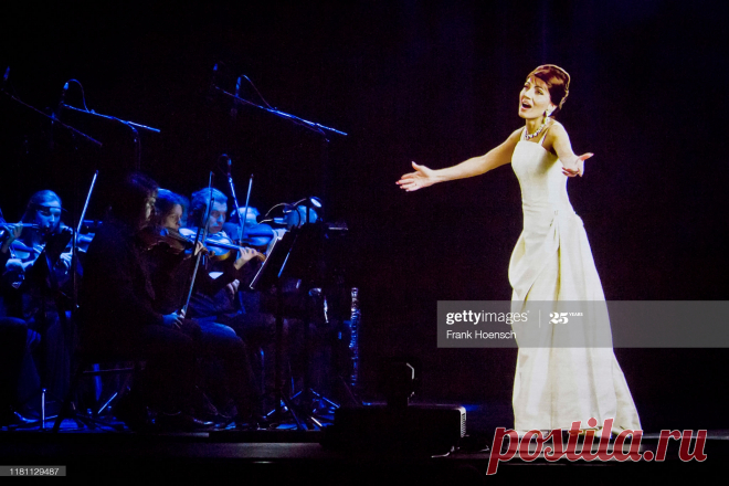 video-frame-grab-shows-the-hologram-of-maria-callas-gesturing-on-an-picture-id1181129487 (2048×1366)