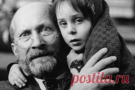 «Не все люди мерзавцы!» — бросил фразу фашистам человек, вошедший в газовую камеру вместе с детьми
«Не все люди мерзавцы!» — бросил фразу фашистам человек, вошедший в газовую камеру вместе с детьми Януш Корчак — польский педагог, писатель и врач. Он отказался спасти свою жизнь трижды. В первый раз это произошло, когда Януш принял решение не эмигрировать перед оккупацией Польши, чтобы не оставлять «Дом сирот» на произвол судьбы накануне войны с […]
Читай дальше на сайте. Жми подробнее ➡