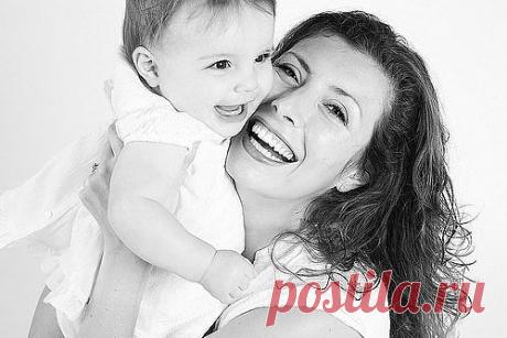 Мама – эта та, которая любит нас так, что мы иногда не понимаем этой любви. Мама – эта та, которая дает нам понять, какие мы хорошие, и что лучше нас никого нет. Мама – эта та, которая радуется нашим радостям и огорчается, когда печальны мы. Мама – эта, та, без которой мы не можем жить