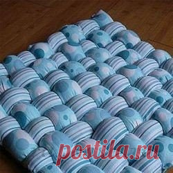 Объемные подушки Объемные подушки для стульев и пола это красиво, удобно, мягко и довольно быстро и просто сделать самому. Объемные подушки своими руками мастер – класс: 1. Для того, чтобы сделать для стула подушку необходимо сначала взять кусок понравившейся нам ткани. Прекрасно подойдут старые простыни, наволочки, пододеяльники, отлично смотрятся и подушки из ткани плюша. 2. Затем измеряем ширину и длину нашего стула и нарезаем полоски ткани на нужную нам длину. Чем шире нарезаны полоски,…
