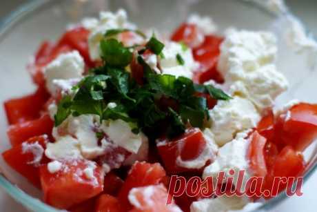 Творожная закуска с сыром и помидорами 

Вкусная закуска не обязательно должна быть сложной. Творожная масса с томатами и зеленью выглядит ярко и аппетитно. 

Ингредиенты: 
Показать полностью…