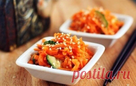 ТОП-7 вкусных салатов без майонеза!

1. Салат овощной с маслинами и фетой.

Ингредиенты:

помидоры, огурцы, болгарский перец – всего по 200 г. Фета – 200 г, которую можно заменить брынзой.
Десять-пятнадцать маслин без косточек, по вкусу зелень, соль, перец.
Три столовых ложки растительного масла и две столовые ложки лимонного сока.

Приготовление:

Огурцы нарезать соломкой, помидоры – кубиками. Из перца необходимо удалить семена и нарезать его соломкой. Чтобы приготовить в...