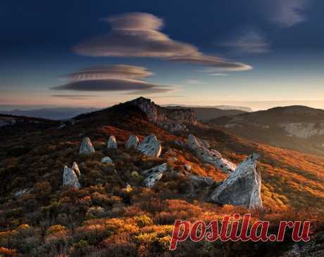 Осенний Храм Солнца — National Geographic Россия ХРАМ СОЛНЦА -нагромождение остроконечных камней правильной формы — мифическое место, крымский «стоунхендж», самое популярное место силы в Крыму. Другие названия — «зубы дракона», «9 монахов». Местные называют это место «Пальцы», но до сих пор достоверных версий происхождения названия этого места нет. Храм Солнца окутан множеством легенд и&amp;nb...