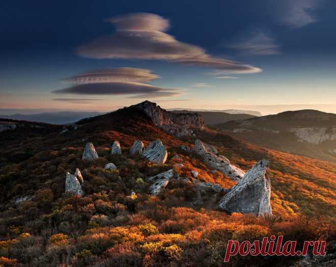 Осенний Храм Солнца — National Geographic Россия ХРАМ СОЛНЦА -нагромождение остроконечных камней правильной формы — мифическое место, крымский «стоунхендж», самое популярное место силы в Крыму. Другие названия — «зубы дракона», «9 монахов». Местные называют это место «Пальцы», но до сих пор достоверных версий происхождения названия этого места нет. Храм Солнца окутан множеством легенд и&nb...