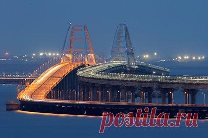 Крымский мост перекрыли для автомобилей. Движение машин по Крымскому мосту временно перекрыли. Находящихся на мосту и в зоне досмотра водителей призвали соблюдать спокойствие и выполнять указания сотрудников транспортной безопасности. Причина приостановки движения названа не была. В прошлый раз движение автотранспорта по Крымскому мосту перекрывали 27 ноября.