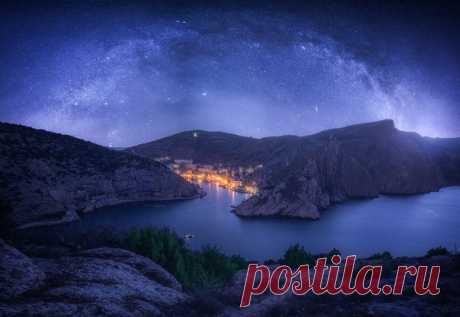 Ночная Балаклава, Крым. Автор фото – Кирилл Волков: nat-geo.ru/community/user/189276/. Добрых снов.