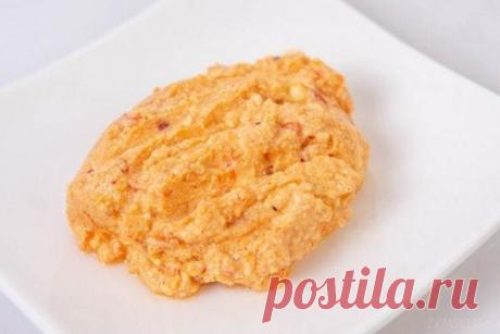 Урнебес из брынзы
Что-то среднее между салатом и закуской, традиционно – с паприкой.
Тебе понадобится: 250 г брынзы, 1 болгарский перец, 3 зубчика чеснока, 2 ч.л. паприки, острый перец, специи.
Приготовление: Обжарь или запеки перец до подпалин любым удобным способом, очисти от кожицы и мелко наруби. Точно так же наруби чеснок, разомни брынзу, и все перемешай. Приправь урнебес по вкусу.© Домохозяйка