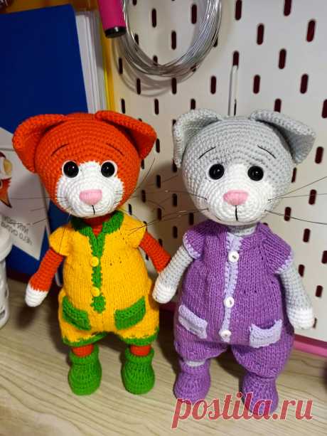 PDF Котёнок Малыш крючком. FREE crochet pattern; Аmigurumi toy patterns. Амигуруми схемы и описания на русском. Вязаные игрушки и поделки своими руками #amimore - большие котята из обычной пряжи, котик в комбинезоне, кот, кошка, кошечка, котёнок.