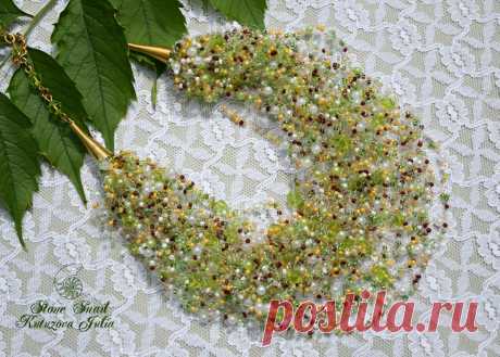 Многорядные бусы из бисера и бусин.