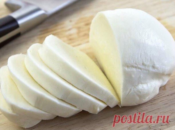 Домашний сулугуни

Не жалейте лайк  и любой комментарий  Вам не сложно, а нам приятно. И вы всегда будете видеть наши посты у себя в ленте 🥰

Ингредиенты:
- 1 л. молока
- 200 мл. сметаны
- 3 яйца
- 1 ст. л. соли

Приготовление:
Молоко закипятить и добавить соль.
Сметану смешать с яйцами.
Выливаем сметанную смесь в молоко и аккуратно не спеша перемешиваем.
Кипятим в течение 3-4 минут.
Выливаем на сито и ставим гнет.

ДЕВОЧКИ, Большая просьба, кто забрал рецепт в заклад...