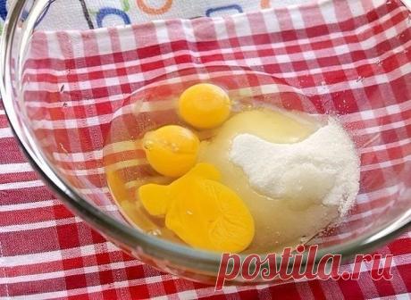 Шарлотка "Лентяйка"

Ингредиенты:

● 9 столовых ложек растительного масла без запаха
● пол стакана сахара
● стакан муки
● 3 яйца
● яблоки 6-8 штук среднего размера
● 1 чайная ложка соды гашеной уксусом

Приготовление:

Венчиком взбиваем яйца до образования пены,потом добавляем сахар (Я сразу положила яйца и сахар)
(И все взбила миксером. Мне так легче). Затем добавить гашеную соду, раст. масло (я еще ванилин добавила), муку. Снова взбила миксером до однородности. Вот такая...