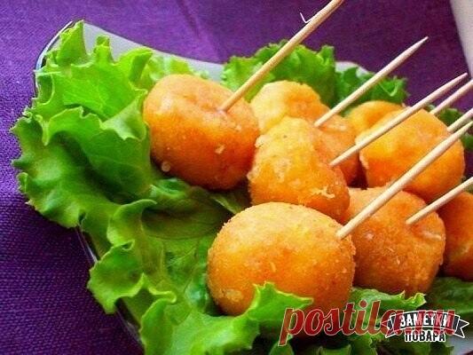 Сырные шарики жареные с чесноком

Сырные шарики — очень вкусное и популярное блюдо. Существует много способов их приготовить. Предлагаю Вам несложный рецепт жареных сырных шариков с чесноком.

Продукты:
- сыр твердый (200 г)
- яйца куриные (3 шт.)
- чеснок (2-3 зубчика)
- мука пшеничная в/с (1-2 ст/л)
- масло растительное (для жарки)
- соль (по вкусу)

Приготовление:

1) Натереть на мелкой терке сыр.

2) Посолить, поперчить, добавить яйца и перемешать.

3) Почистить и изме...