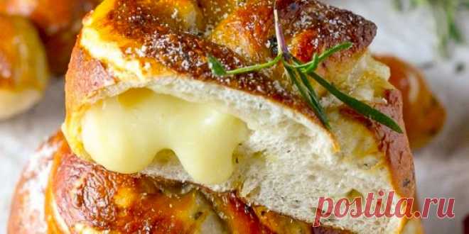 МЯГКИЕ КРЕНДЕЛЬКИ С МОЦАРЕЛЛОЙ, РОЗМАРИНОМ И ПАРМЕЗАНОМ