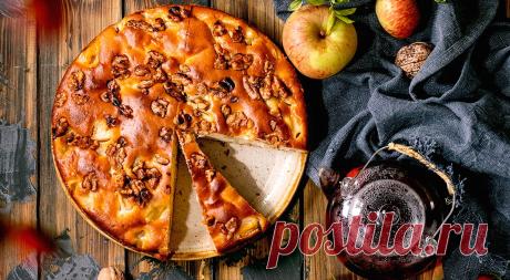 Ароматный яблочный пирог с грецкими орехами, лимоном и корицей. Простое тесто и сочная фруктово-ореховая начинка.